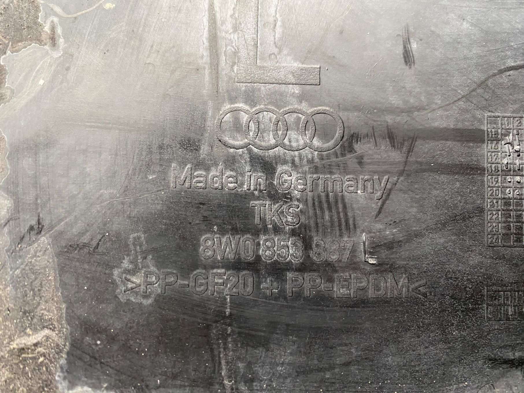 AUDI A4 8W B9 NADKOLE PRAWE PRZOD 8W0853888L ORG.