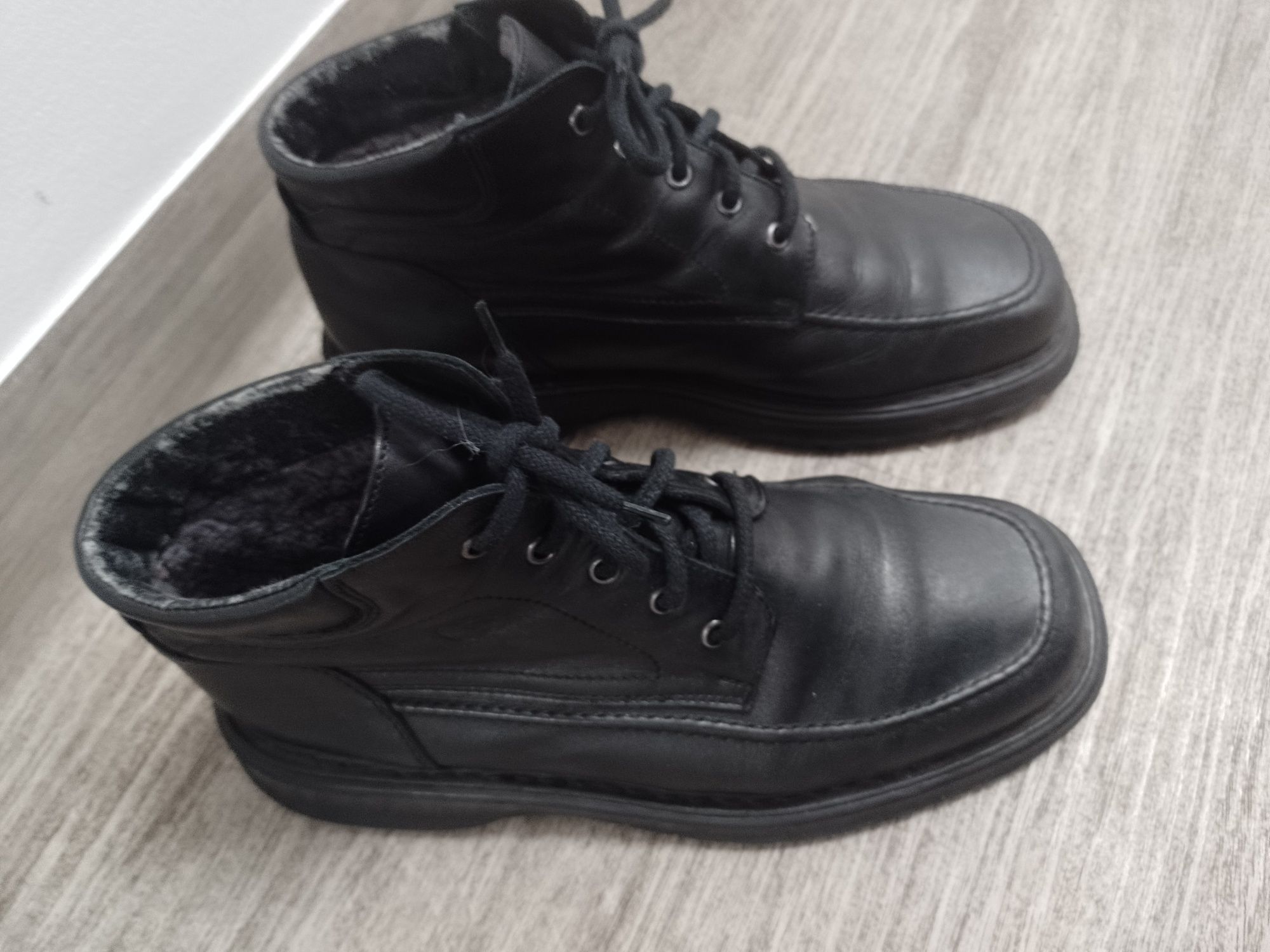 Sprzedam męskie zimowe buty rozmiar 43.