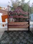 Cama de casal em estilo antigo