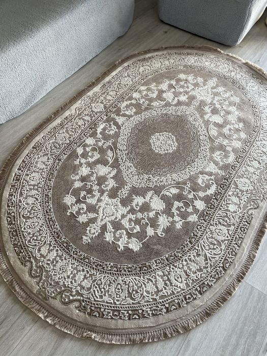 Овальний,класичний килим ,колір беж