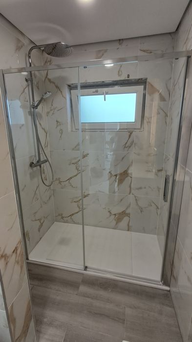 Serviço de azulejo, pladur, barramento e pintura