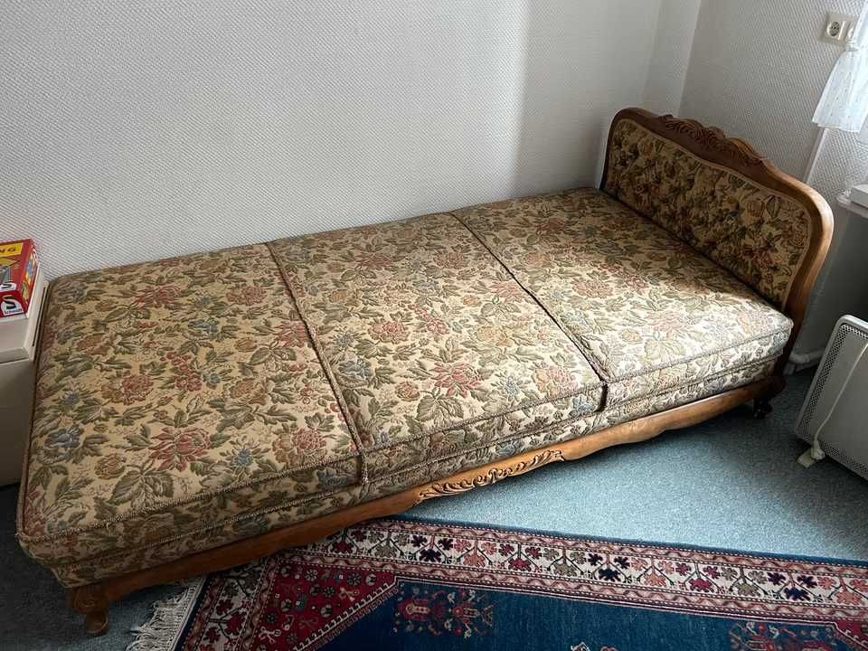 Łóżko w stylu chippendale