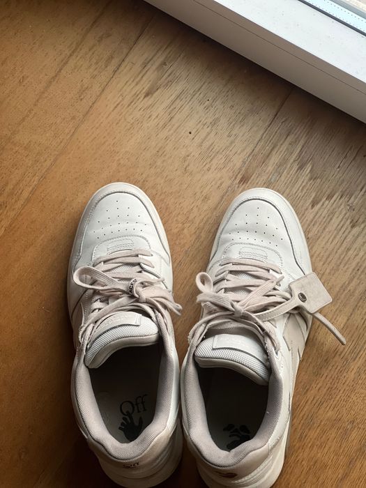 Off white Bege e branco