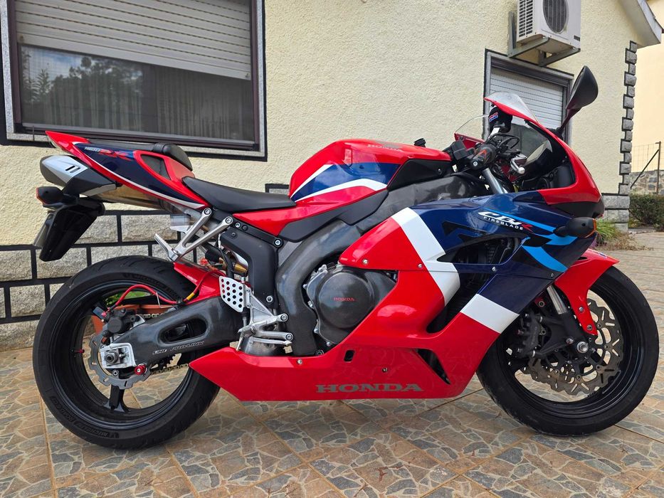 Honda Cbr1000rr 2004 restaurada