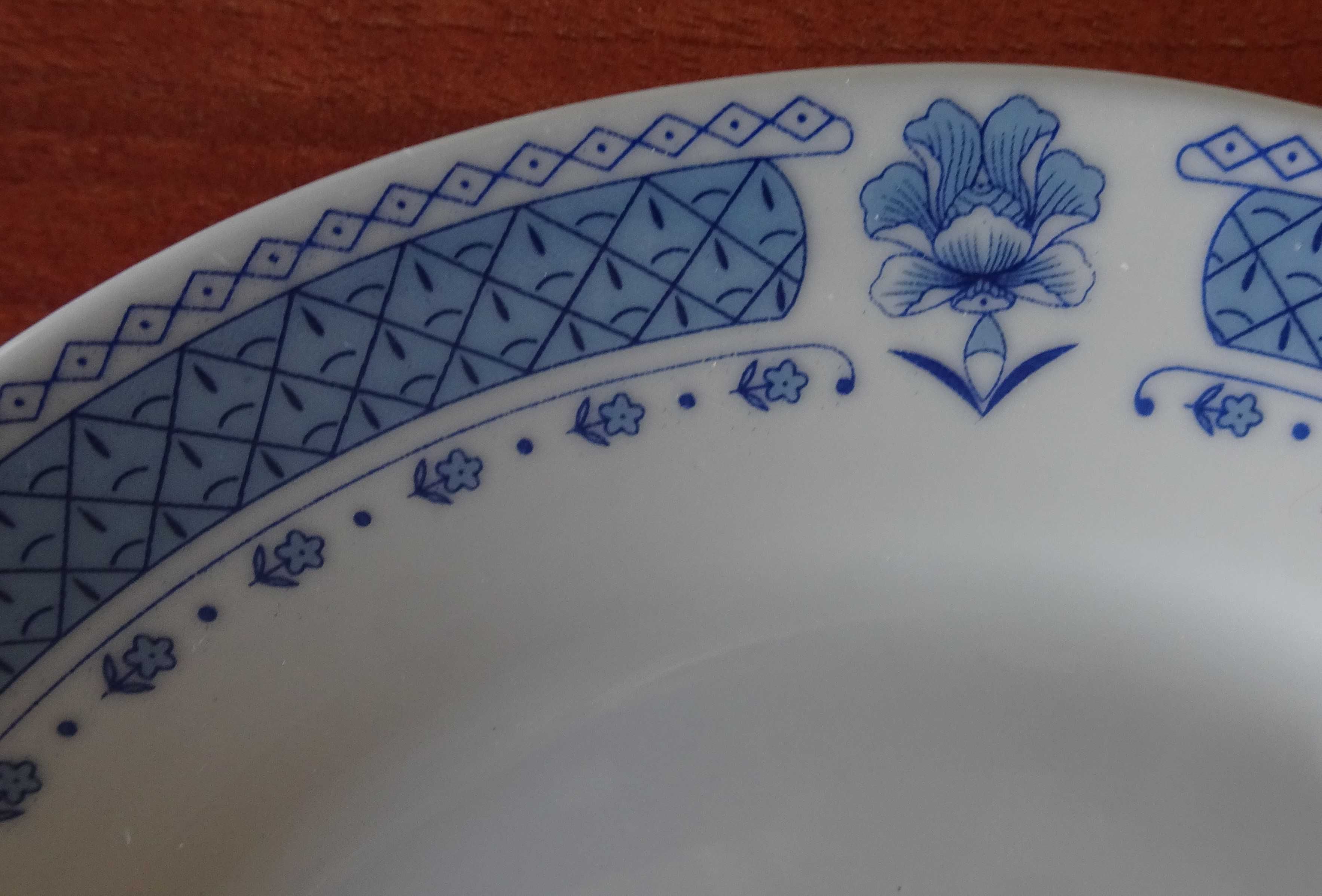 Pratos Motivo Floral Sem Perda Total do Bordado