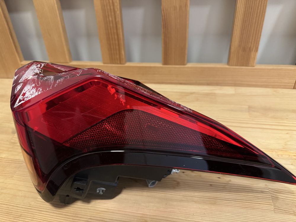 Lampa Lexus UX 2022 prawy tył uszkodzona
