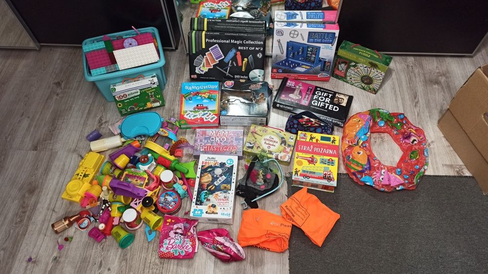 Zestaw zabawek różnych, gry, planszówki, układanki.