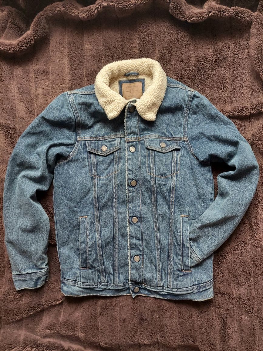 Куртка джинсова фірми Levis pull&bear оригінал 

Розмір:  S

Стан хоро
