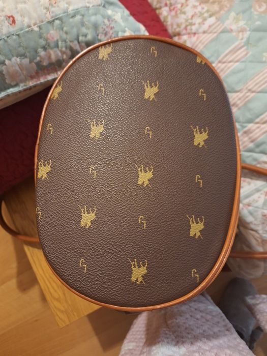 Mala de pele castanha