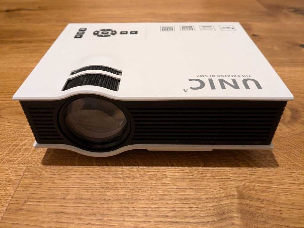 Projektor UNIC UC40