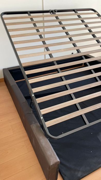 Cama completa com colchão e 2 mesas cabeceira