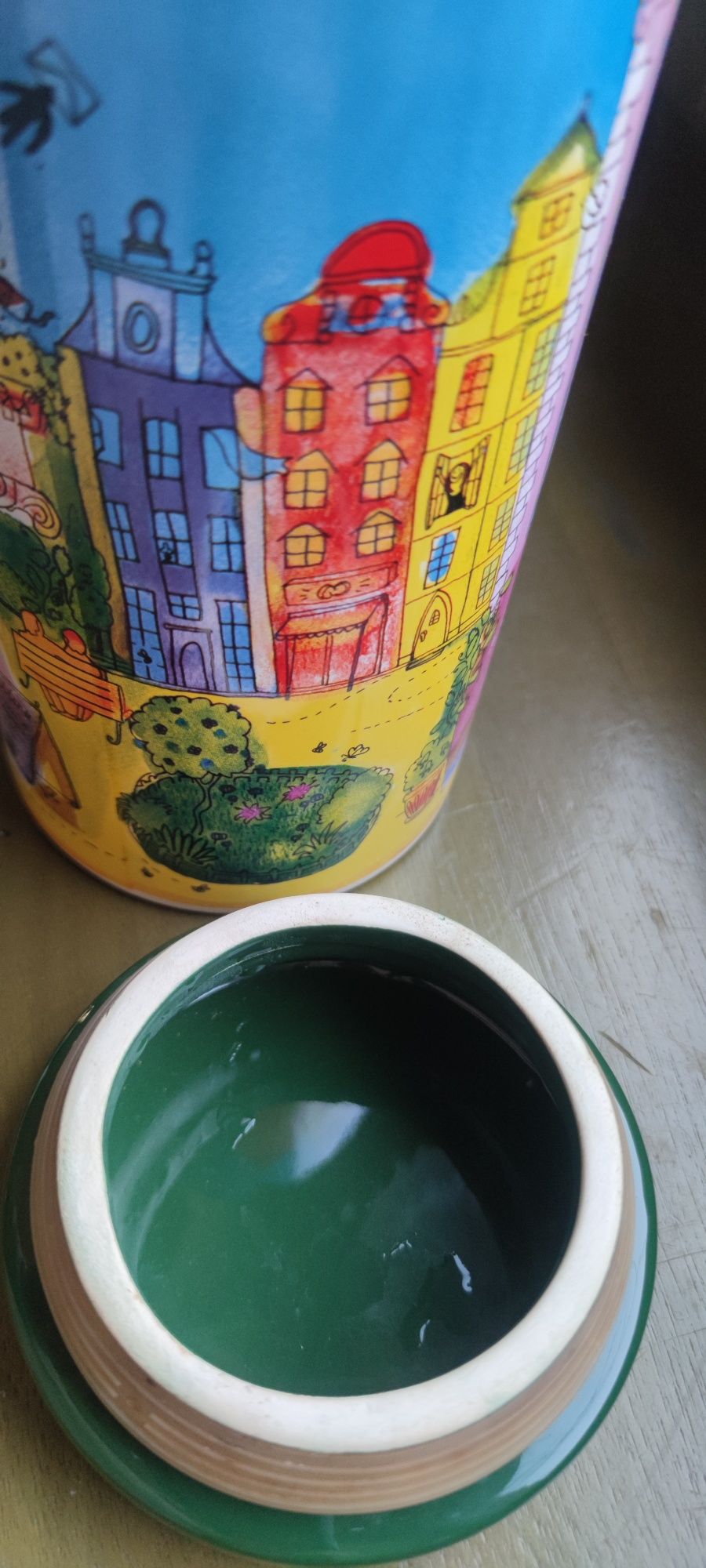 Kolorowy słój na kawę. Rysunki Grochola i Szelągowska