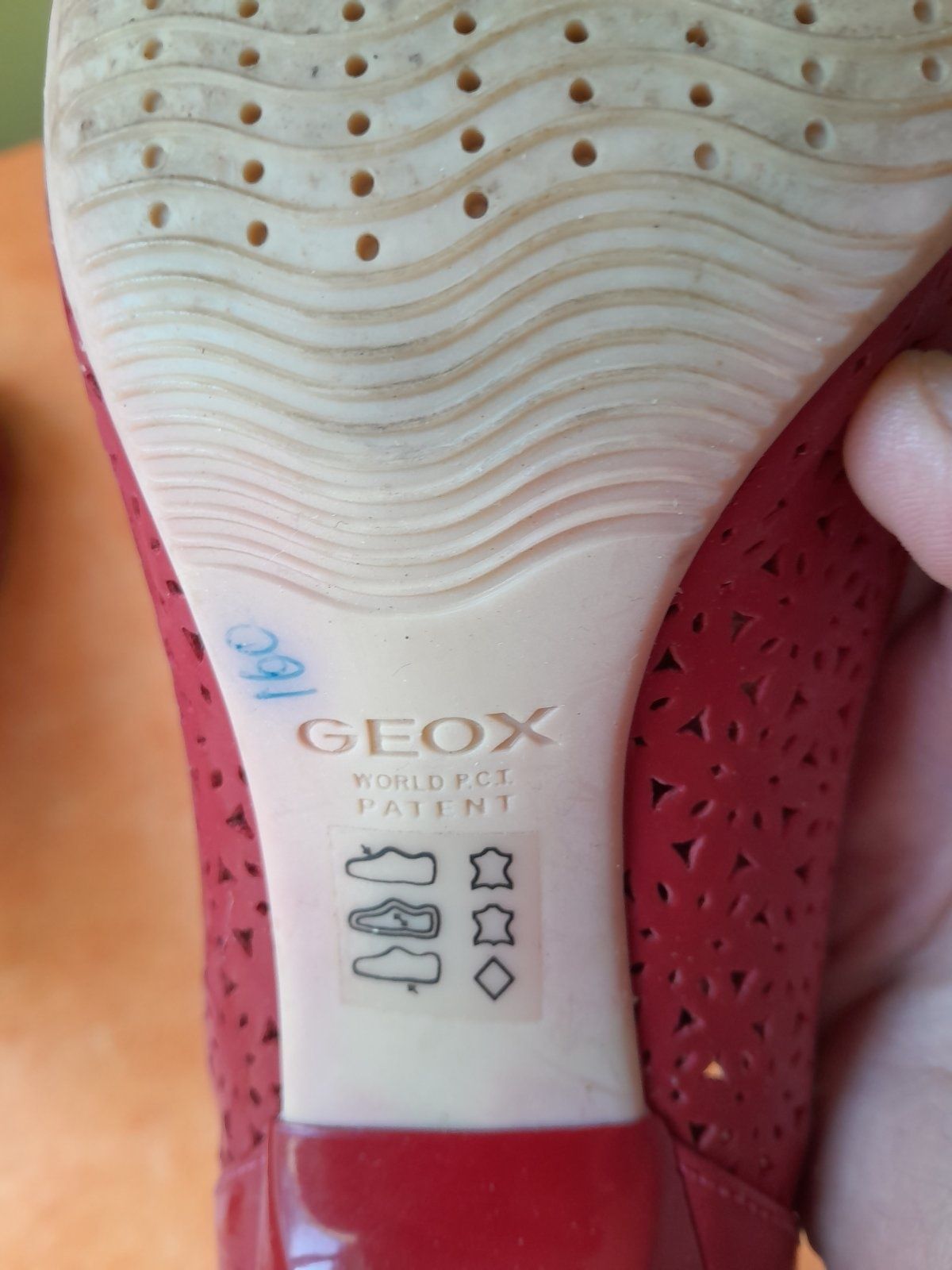 Продаю летние женские туфли Geox