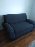 Grafitowa sofa dwuosobowa