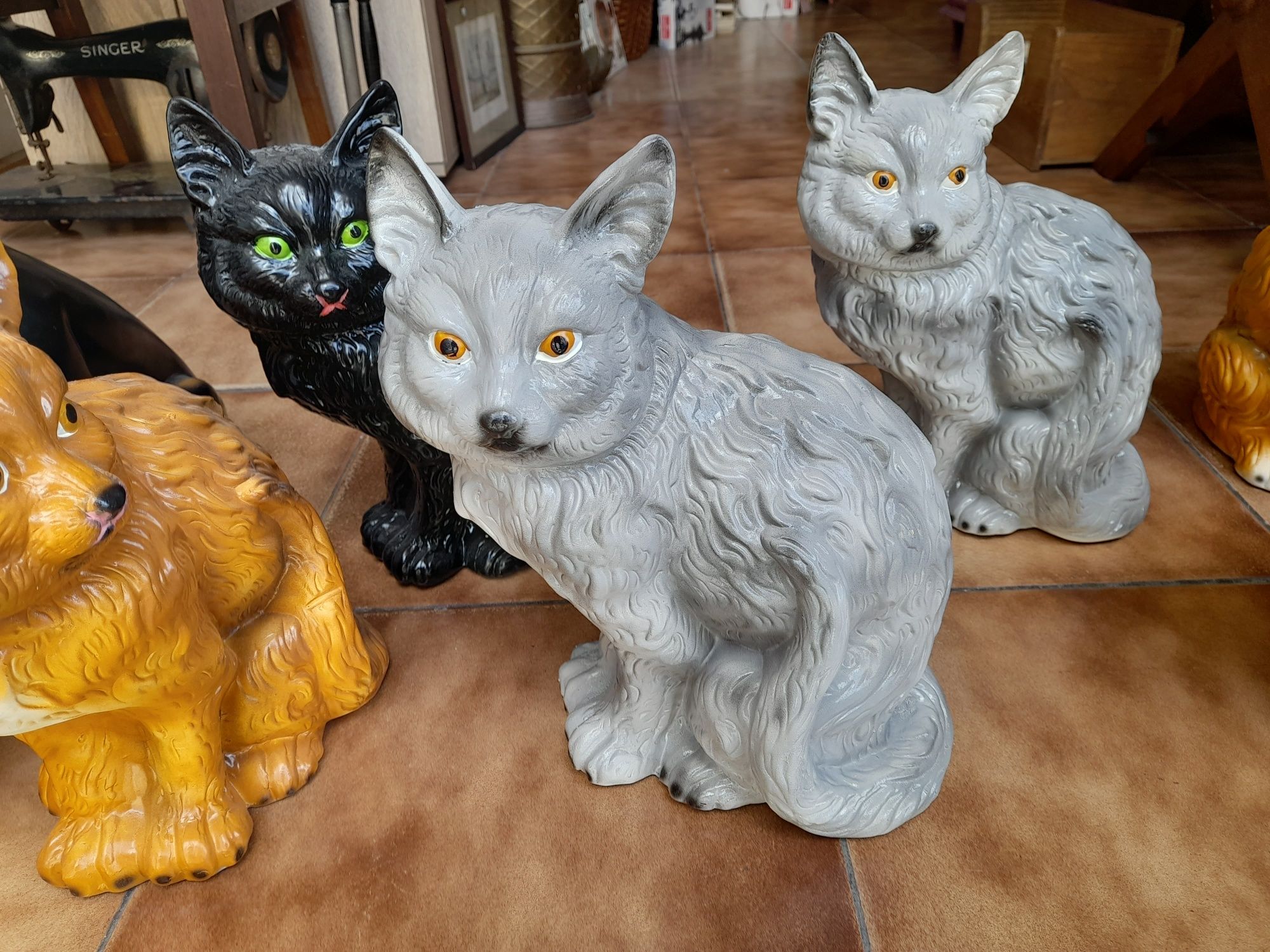 Gatos de louça e cão Doberman - novos super fofinhos em barro
