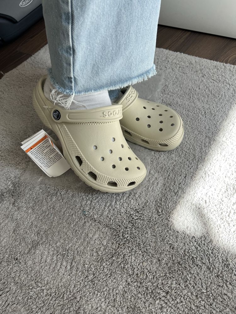 Крокси Crocs 37 р M5 W7 бежеві шльопанці сабо 23,5 см