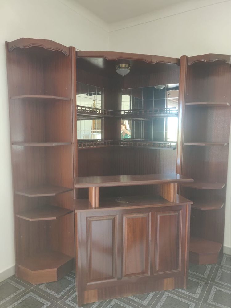 Bar completo com mesa central