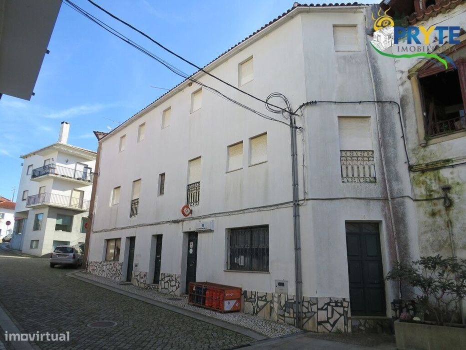 Bloco habitacional e comercial situado em Sobreira Fromosa