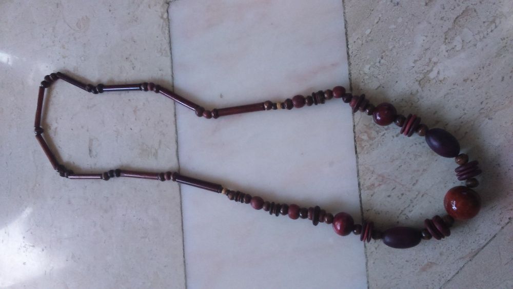Colar e pulseira em madeira impecáveis