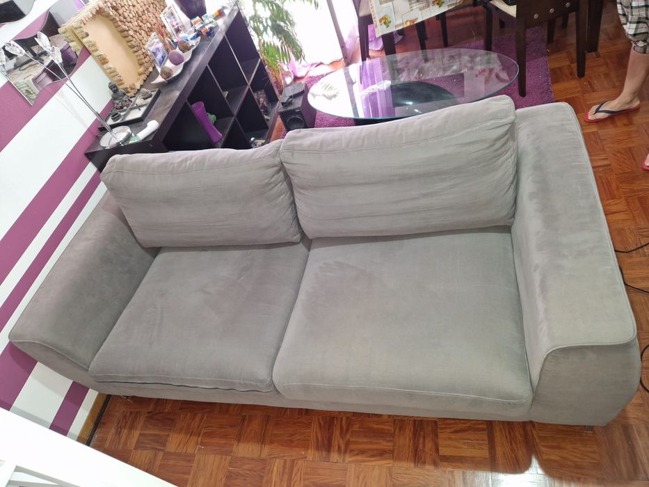 Móveis de sala: 1 sofá, 1 tapete, 1 aparador, 1 mesa de centro e 1 mes