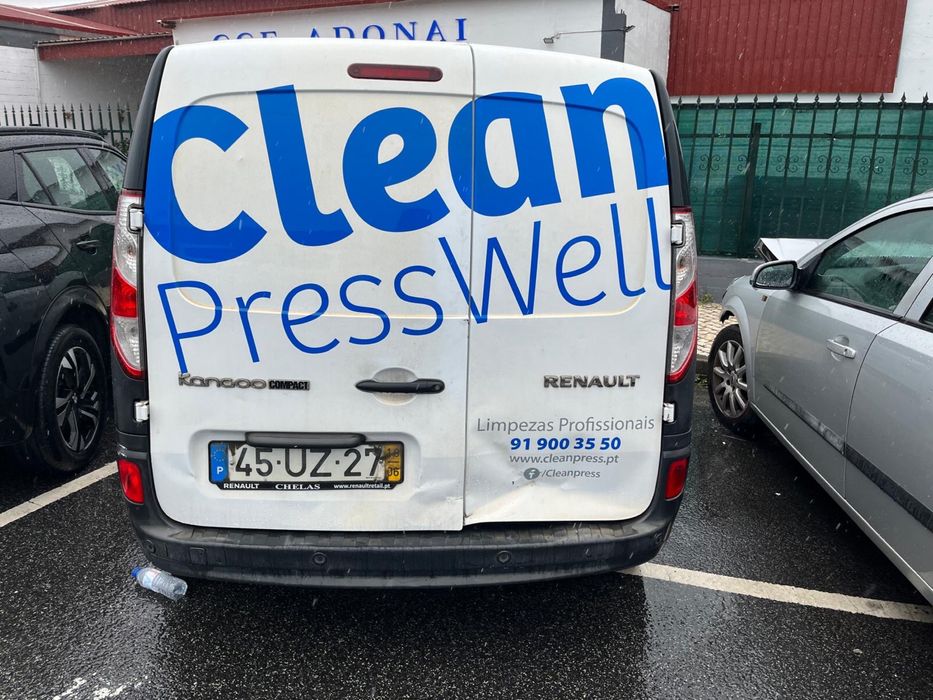 Renault kangoo acidentada