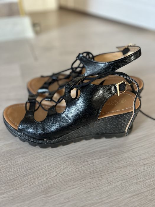 Босоніжки на платформі