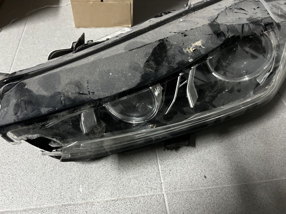 Faróis Xenon Jaguar XE X760 (suportes danificado)