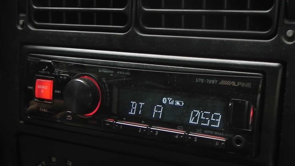 Autorrádio Alpine UTE-72BT com bluetooth