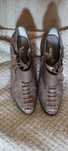 Botins novos de pele