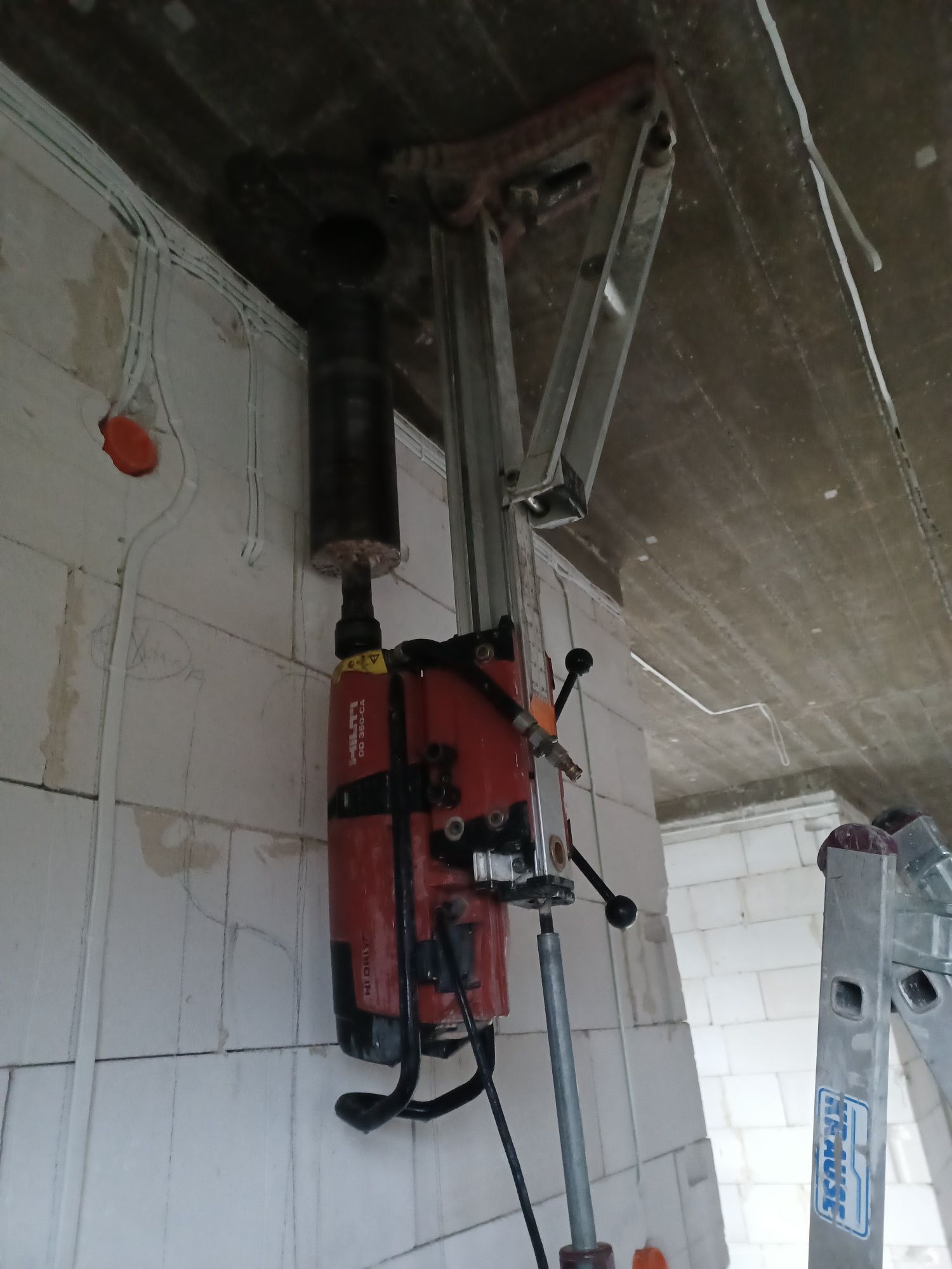 Wiercenie otworow. Przewierty w betonie.ciecie betonu. Hilti