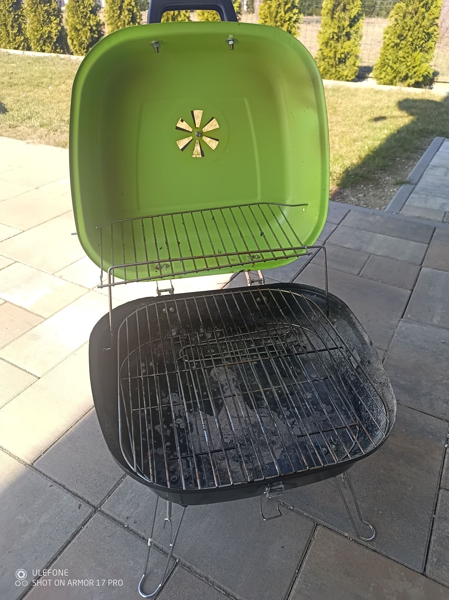 Lekki grill węglowy z pokrywą zielony