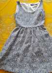 Vestido com detalhes pretos, azuis e brancos