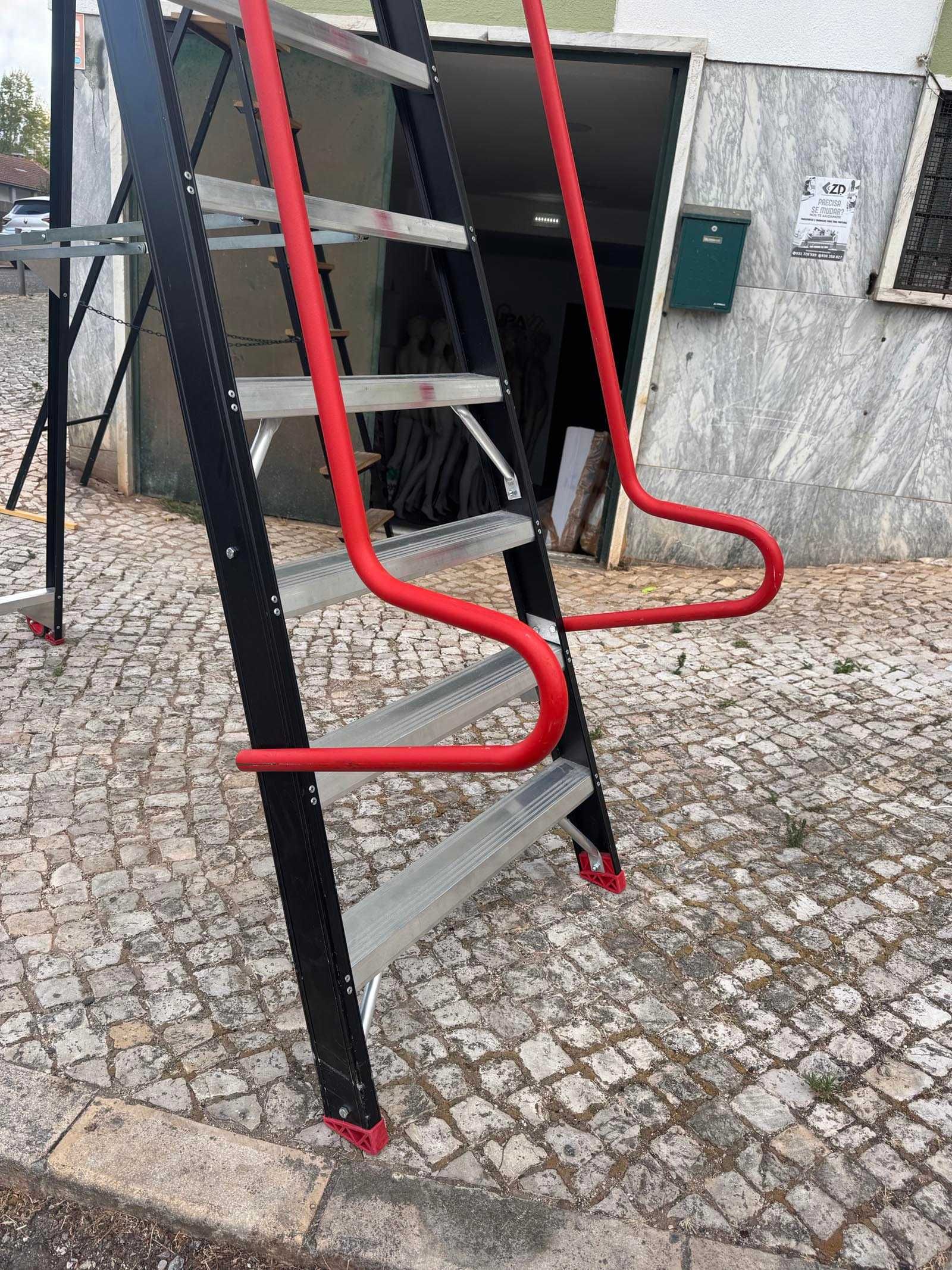Escada profissional ALTREX , com guardas, 11 degraus