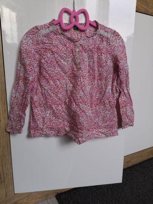 Bentton koszula w kwiatowy wzór dla dziewczynki.