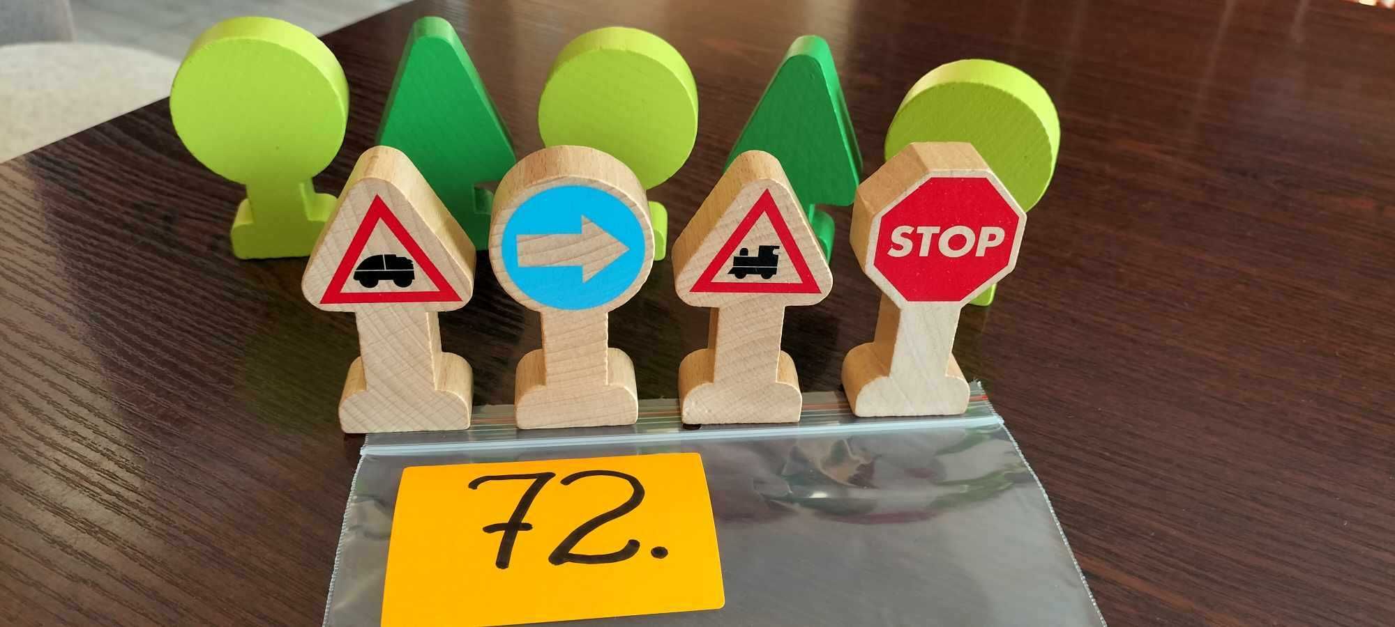 Znaki drogowe i drzewka rozbudowa miasta do ulic kolejka drewniana