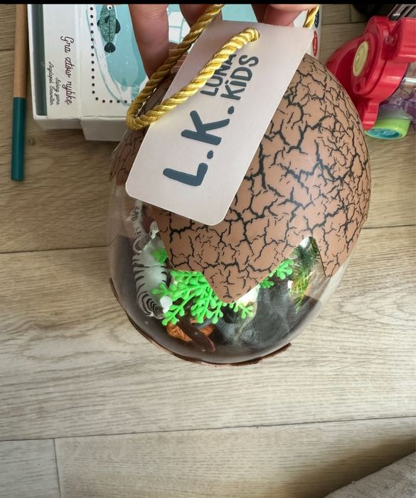 Яйце з динозаврами