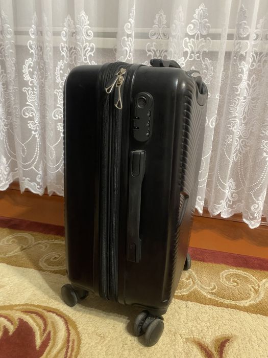 Валіза чорного кольру