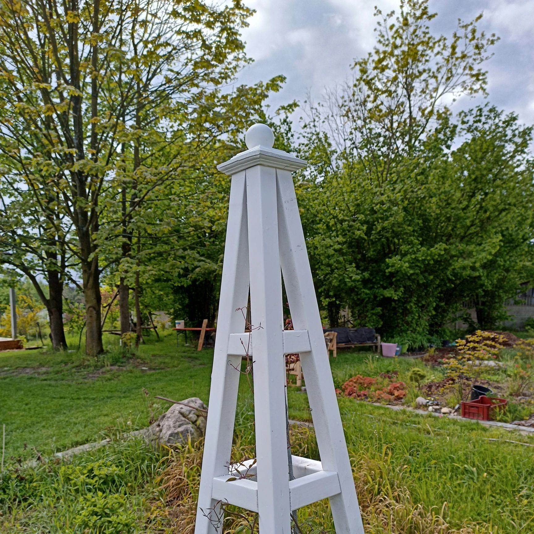 Obelisk ogrodowy