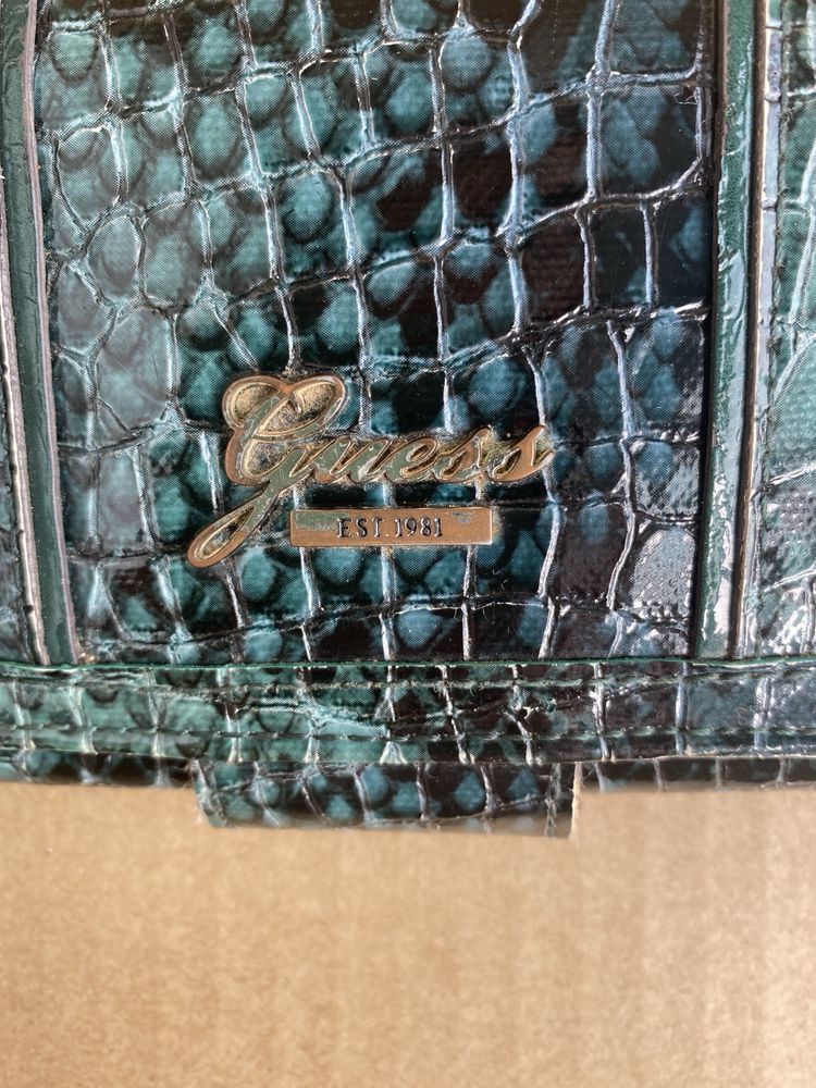 Carteira verde Guess