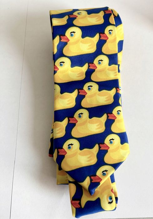 Nowy krawat męski 145 x 8 niebieski żółte kaczki