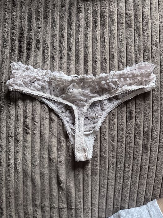 Damskie biale koronkowe majtki stringi Dolce&Gabbana, rozmiar 40 L
