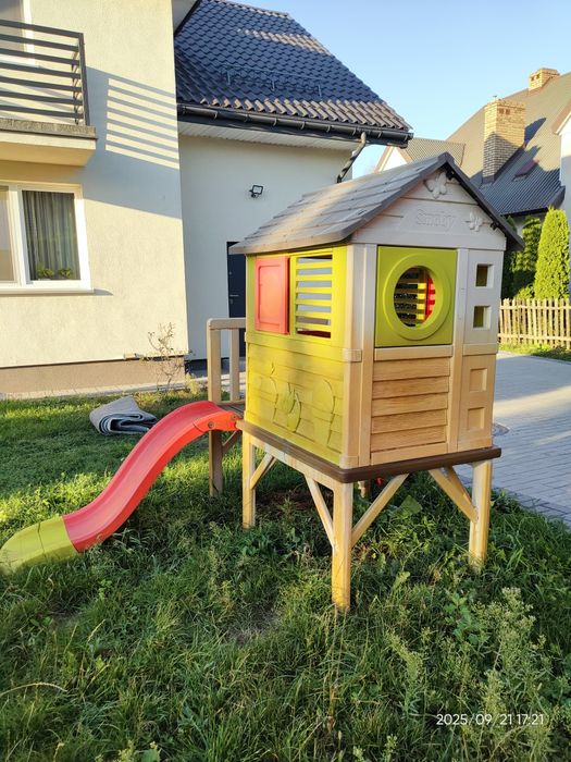 Domek ogrodowy ze zjeżdżalnią Smoby