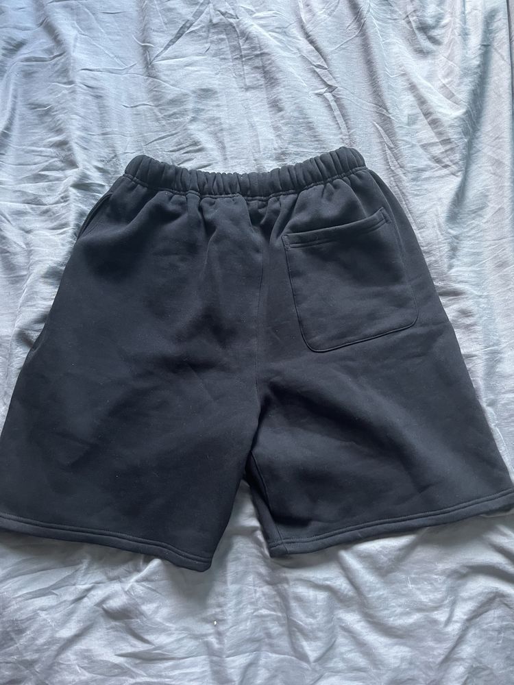 spodenki essentials