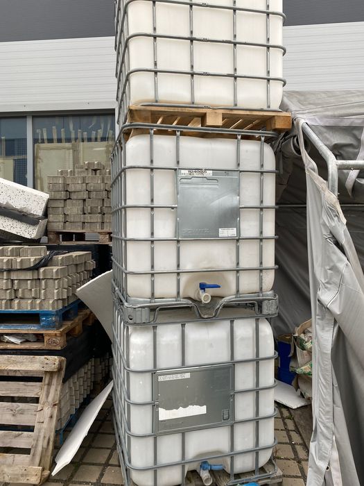 Sprzedam paletopojemnik 1000 l , zbiornik 1000 l, 7 sztuk.
