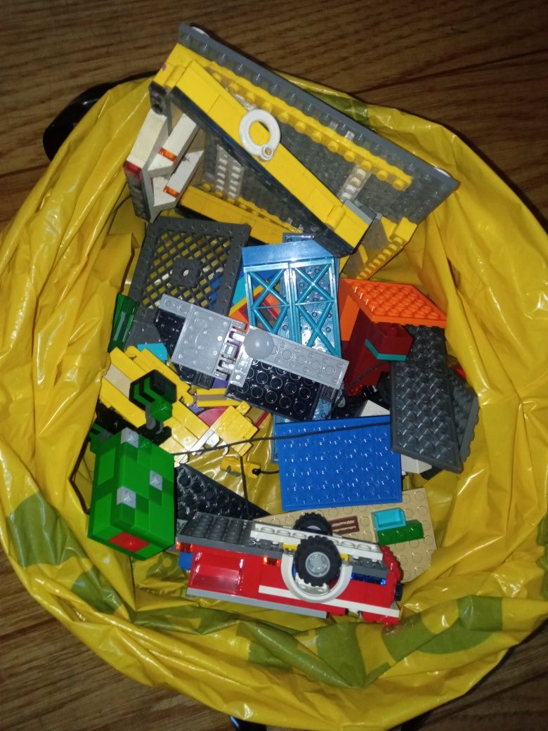 Klocki LEGO z napisem LEGO