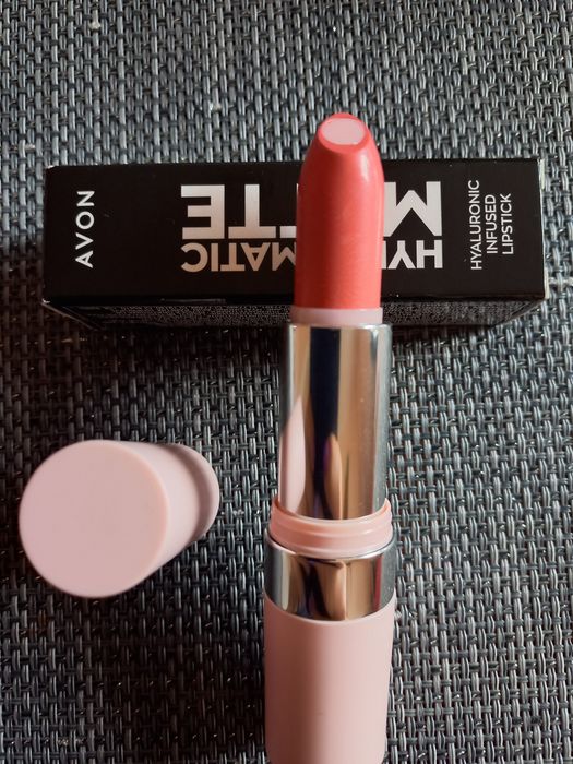 Matowa szminka Z kwasem hialuronowym Hydra Blush Avon