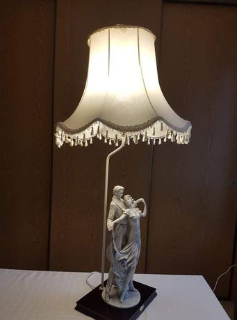 Lampka nocna Angielska w kolorze kości słoniowej z figurką porcelanową