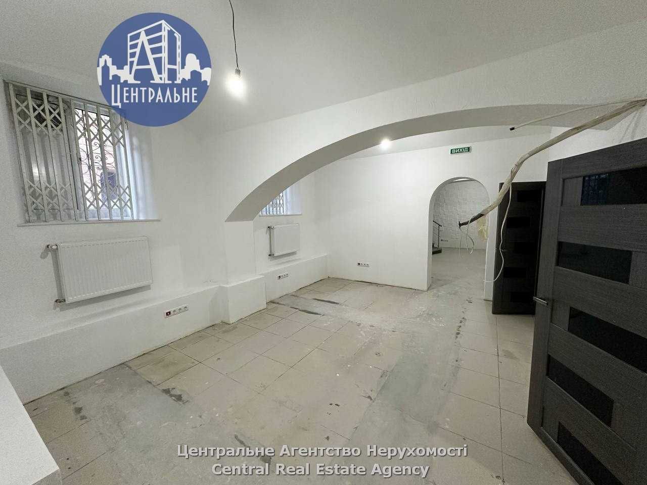 Фасадне приміщення в самому центрі. Опалення входить в ціну. Ремонт.