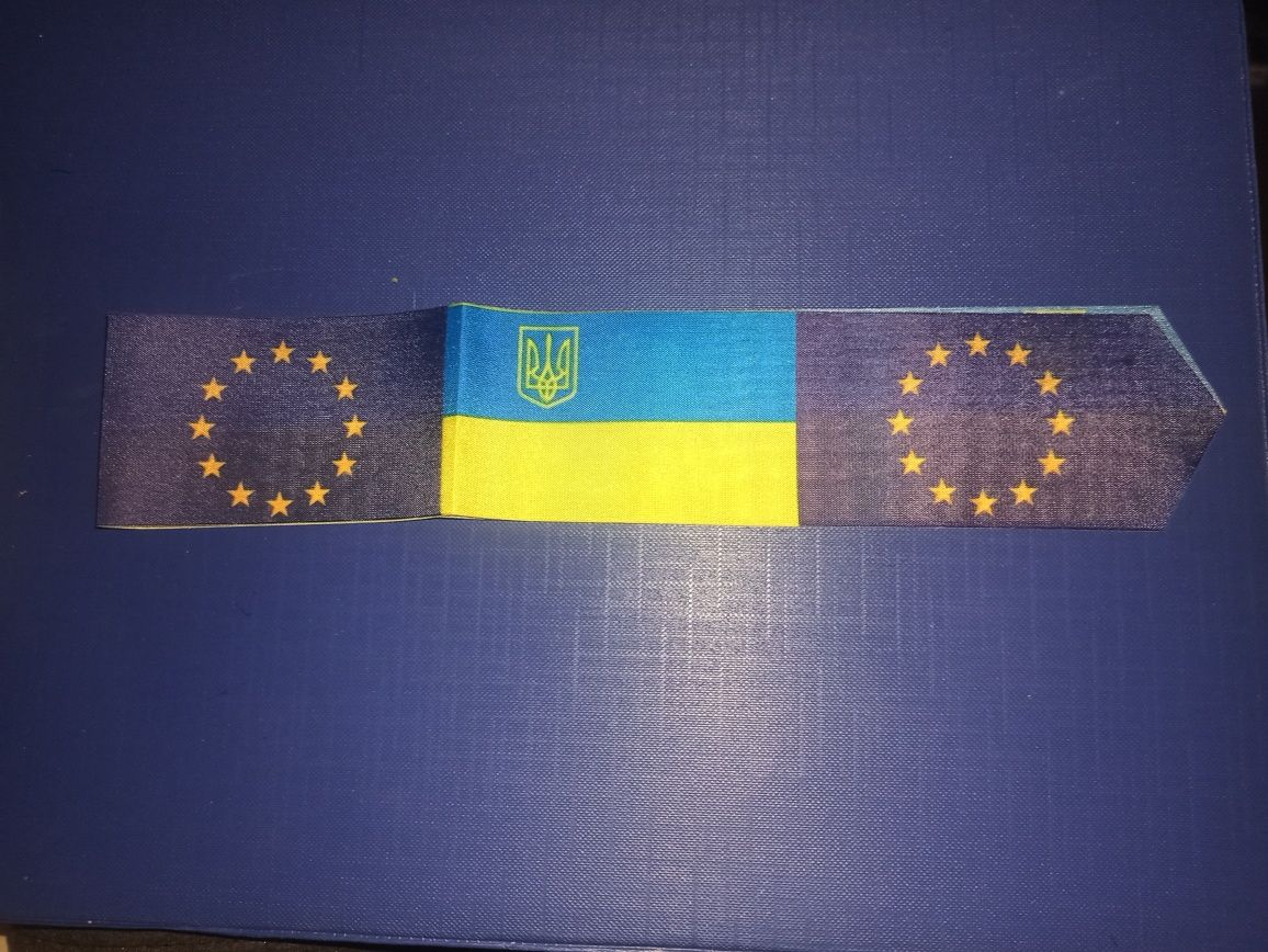 Стрічка : прапор України з гербом / Євросоюзу