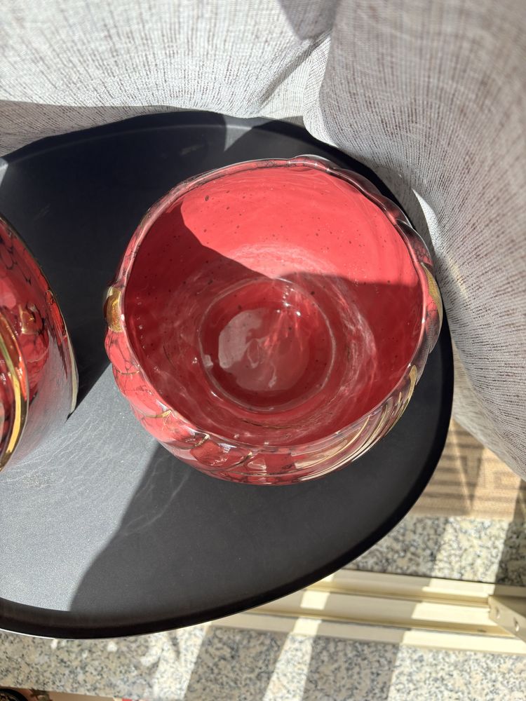 Conjunto vasos bordô com detalhes dourados